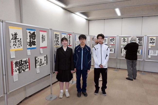 心動いた言葉を書に　三条高生が市図書館で７日まで作品展