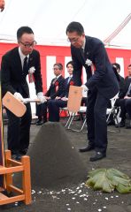 地鎮祭でくわ入れを行う（手前左から）藤原社長、加藤ＣＥＯ