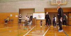 フロアカーリングを楽しむ参加者たち