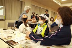 防災食づくりを体験する参加者たち