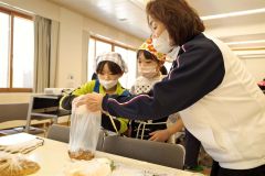 防災食づくりを体験する参加者たち