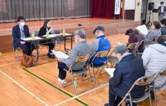 登壇した市地域福祉課の小沢真由美主任（右）と帯広警察署の別紙幸治生活安全係長（左）