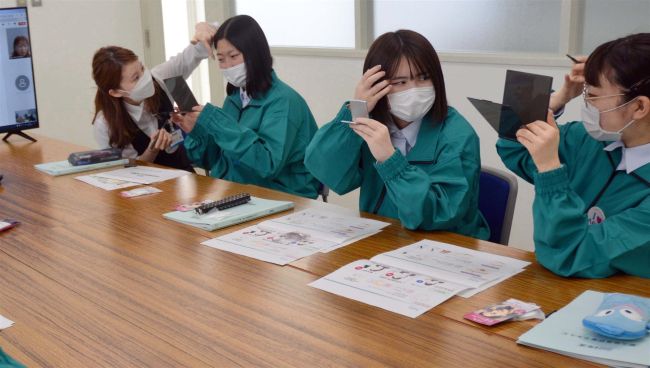 カギは「清潔感」メーク術学ぶ　福原新入社員花王連携講座