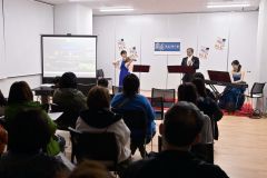 ライトアップされたアリーナの中継映像を流しながら行われた演奏
