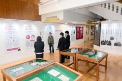 尊親の功績を伝えるパネルや年譜が登場した二宮報徳館