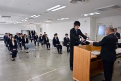 広瀬教育長から辞令を受け取る今年度の所員