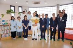 退任する塩塚医師（前列左から２人目）と飯田町長