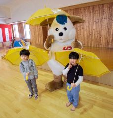 贈呈された傘を広げる園児（ひろお保育園）