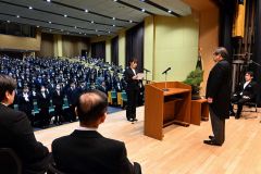 新たに始まる大学生活に向けて宣誓する新入生代表