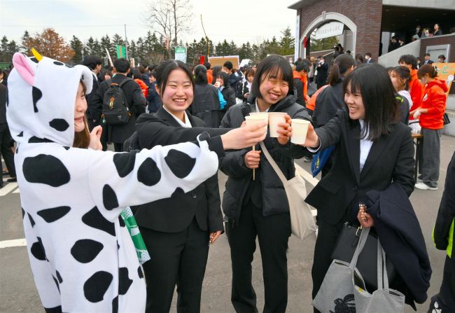 帯畜大に新入生３５８人　サークル勧誘はチラシとカレー