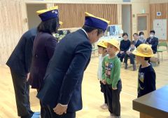 交通事故に気を付けて　新入園児に黄色い帽子寄贈　本別ライオンズクラブ 3
