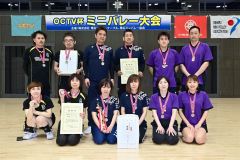男子・混成１８０歳以上の入賞チーム（中央が優勝したＤＯＲＡＧＯＮ）