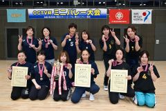 女子の入賞チーム（中央が優勝したロン）
