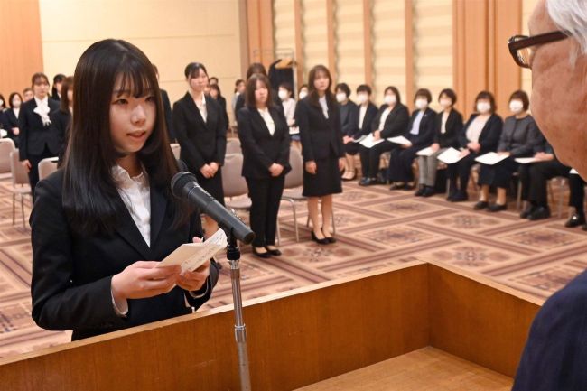 看護の道へ一歩　市医師会専門学校で入学式