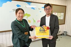 青鳥舎がランドセルカバーを寄贈　帯広聾学校・養護学校