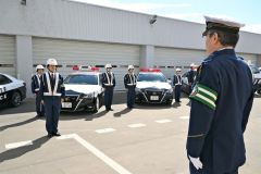 出動を前に、工藤博光帯広署長に決意表明をする署員（５日午前９時半ごろ。金野和彦撮影）