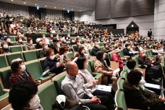 ３９０人ほどが参加した認知症フォーラム