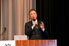 認知症フォーラムで講演する古瀬主任部長