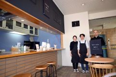 ６日にオープンした「ｂｕｎ　ｃａｆｅ」をＰＲする右から小林さん、左藤夫妻