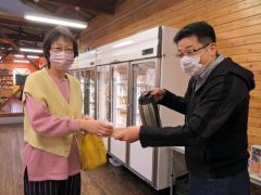 雪蔵甘熟コーヒーを提供する木村代表（右）