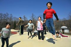 音更エコパ夏季オープン　「ふわふわ」に歓声