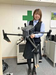 武田さんが手にするドローン。町森林組合は人手不足の対応や省力化の効果に期待している