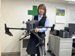 武田さんが手にするドローン。町森林組合は人手不足の対応や省力化の効果に期待している