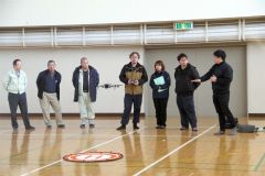 ドローンの操作を学ぶ町森林組合の職員たち