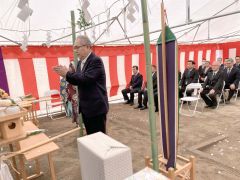 玉串をささげる佐野組合長