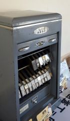 拓殖鉄道で実際に使われていた切符「硬券」も展示・販売する。硬券が入る機材も、かつて駅員が使用していた物