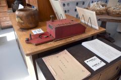 かつての運賃表や利用していた機材などの展示スペース
