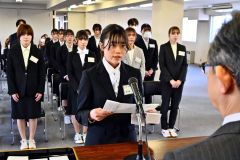 新入生を代表して決意を語る齋藤夏蓮さん（５日、金野和彦撮影）