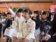 校長先生の問いかけに元気よく答える新入学児童(8日午前10時40分ごろ、帯広柏小学校で。須貝拓也撮影)