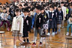 緊張した表情で入場する新入学児童(8日午前10時半ごろ、帯広柏小学校で。須貝拓也撮影)