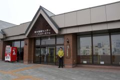 新ひだか自然保護官事務所が入る建物と草留自然保護官