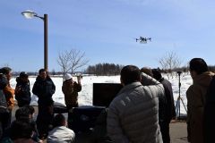 農業用ドローンのデモフライト。マッピング作業と散布作業を１台で行うことができる