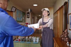 こだわり総菜販売開始　クレープも人気　足寄の鶴屋旅館 2