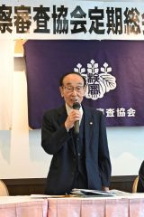 あいさつする安川会長