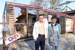 「人と人がつながる基地にしたい」と話す三浦代表（写真右）。左はオーナーの勝見雅一さん