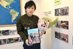ファンから送られた花束を持つ中山さん