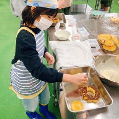 ドーナツ作りに取り組む子どもたち（チアーズ提供）