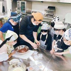 ドーナツ作りに取り組む子どもたち（チアーズ提供）