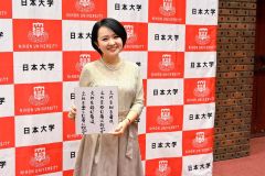色紙に座右の銘を書き、大学院進学の決意を語るさくらまやさん