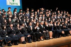 式典終了後の記念写真の撮影でポーズを取る新入生ら