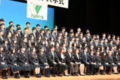 式典終了後に記念写真に臨む新入生ら