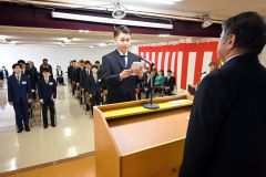 抱負を述べる土江田真央さん