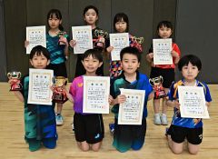 カブの男女入賞選手。前列左から２人目が男子優勝の谷沿快音。後列左から２人目は女子優勝の鈴木陽都葉