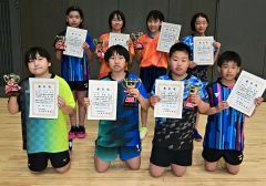 ホープスの男女入賞選手。前列左から２人目が男子優勝の北密穂高。後列左から２人目は女子優勝の五十嵐美桜