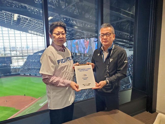 日ハム十勝ビクトリー後援会「帯広開催強く求める署名」を球団社長に提出