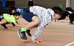 小学生は意外と難しいカエル跳びに挑戦。普段と違う体の動きがトレーニング効果を生む